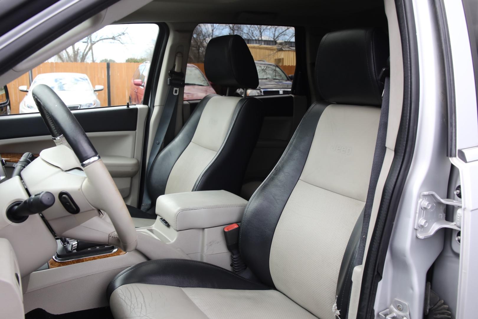 2008 SILVER JEEP GRAND CHEROKEE Limited 2WD (1J8HS58268C) with an 5.7L V8 OHV 16V engine, 5-SPEED AUTOMATIC transmission, located at 420 E. Kingsbury St., Seguin, TX, 78155, (830) 401-0495, 29.581060, -97.961647 - Photo#14